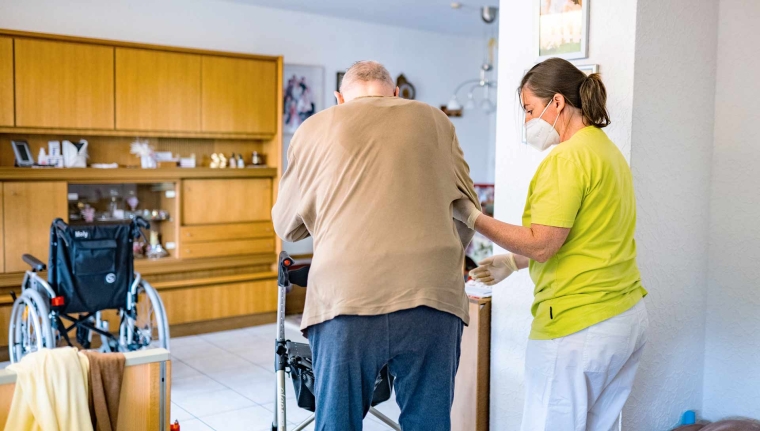 Hilfestellung für Senior